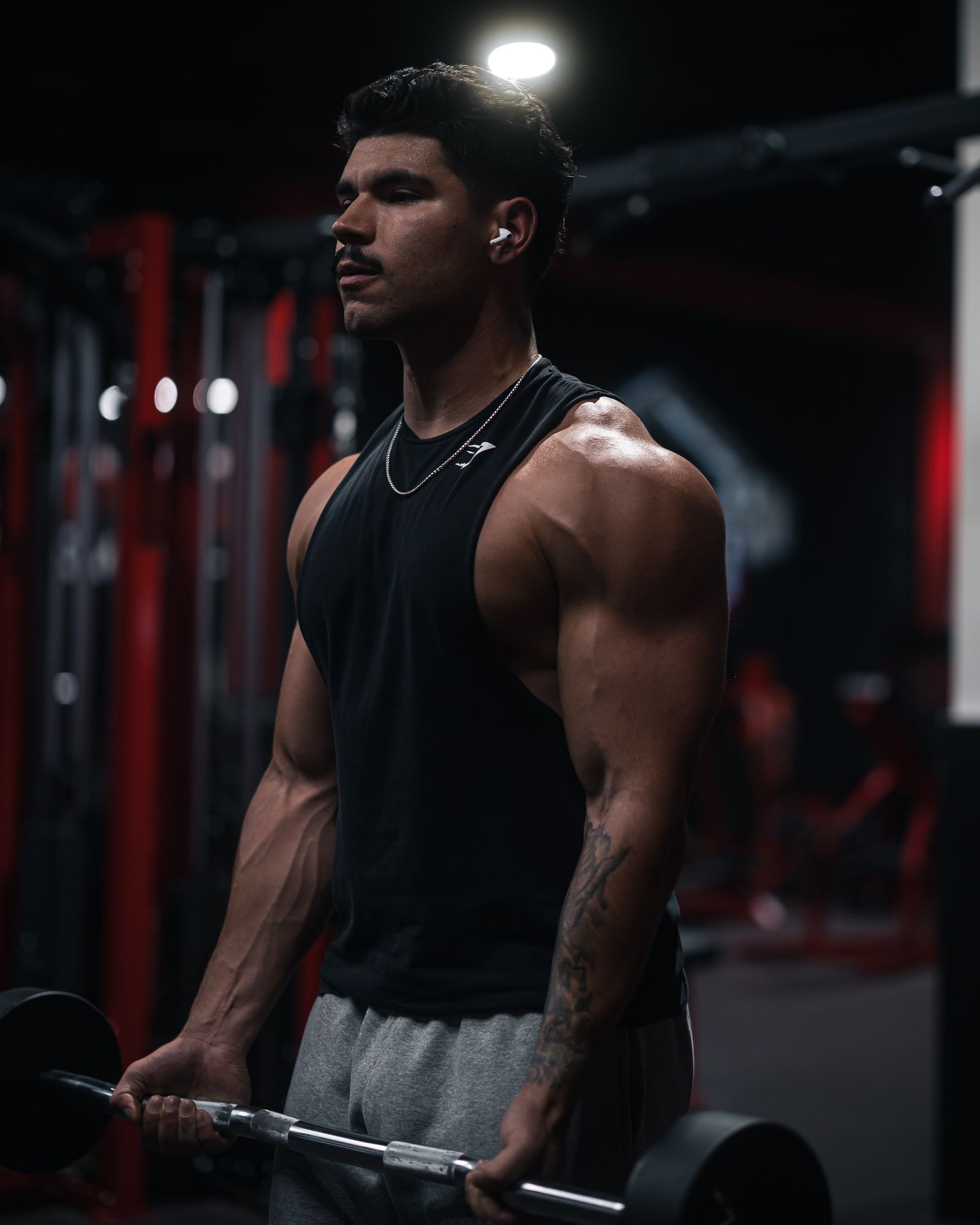 Entrenamiento con pesas en un gimnasio